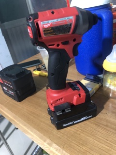 Đế chuyển pin makita- milwaukee