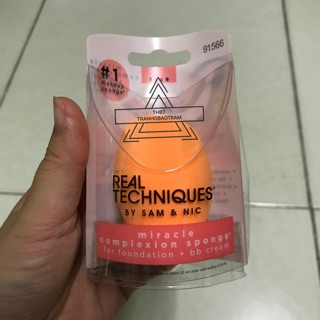 Bông mút trang điểm Real Techniques By Sam & Nic Miracle Complexion Sponge