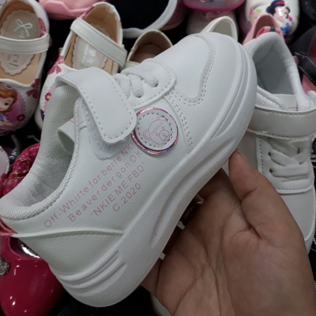 Giày trắng cho bé trai và gái