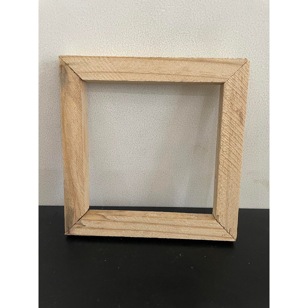 1 khung bằng gỗ vuông/ chữ nhật để chưng tranh, ảnh hoặc vải