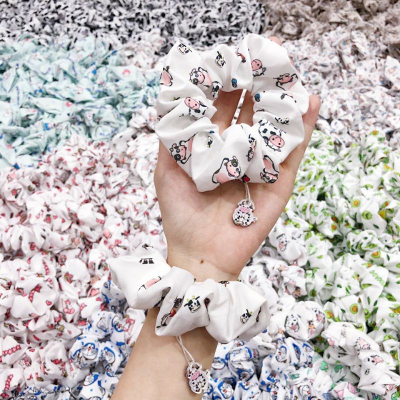 Scrunchies kèm charm mẫu bò sữa/bơ/bé đào/doraemon/khủng long