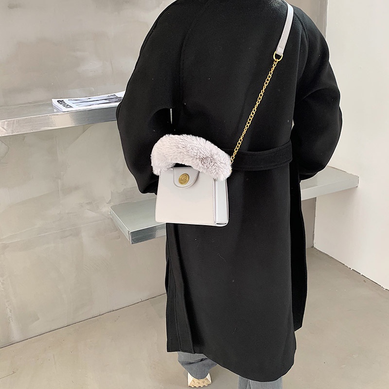 Túi đeo chéo IELGY phủ lông phối dây xích thời trang thoải mái sành điệu cho nữ