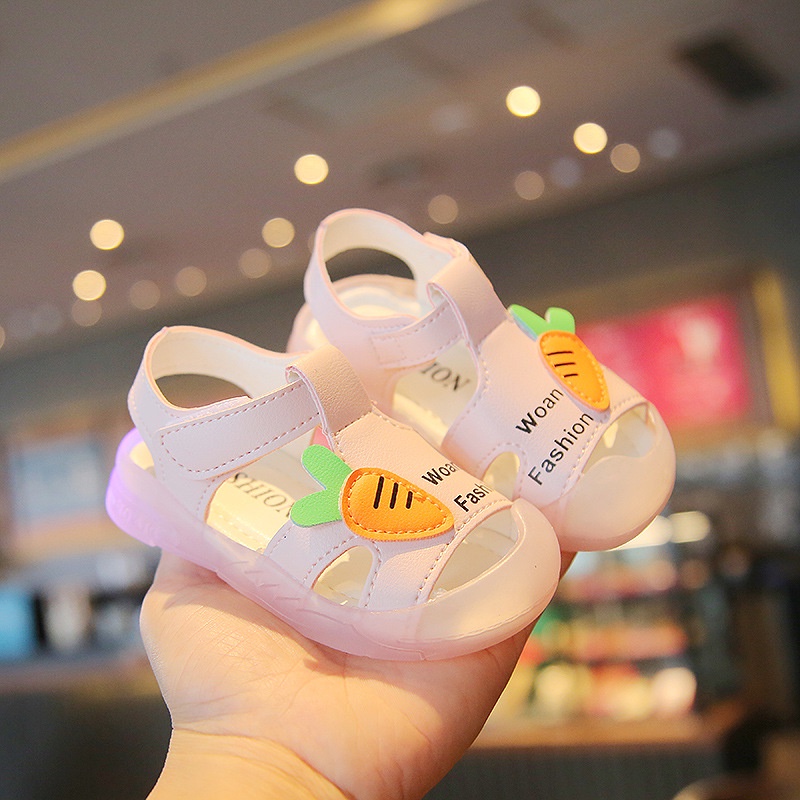 Sandal Tập Đi Cho Bé Gái Có Đèn Led Phát Sáng Chống Vấp Họa Tiết Carot Đáng Yêu Cho Bé 0 - 3 Tuổi ( A - 311 )