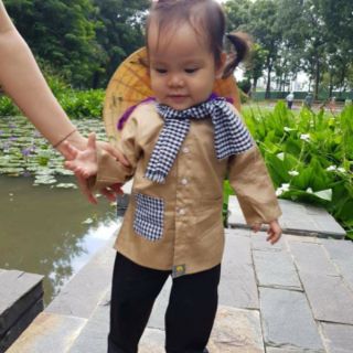 Bà ba cho bé gái