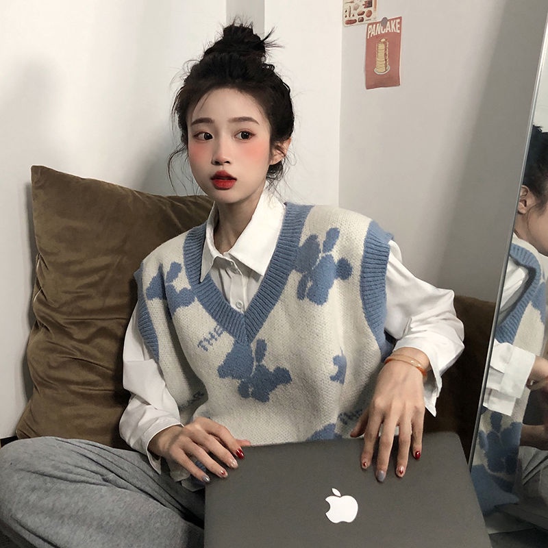 Set áo sơ mi tay dài form rộng + áo khoác len không tay hình gấu hoạt hình