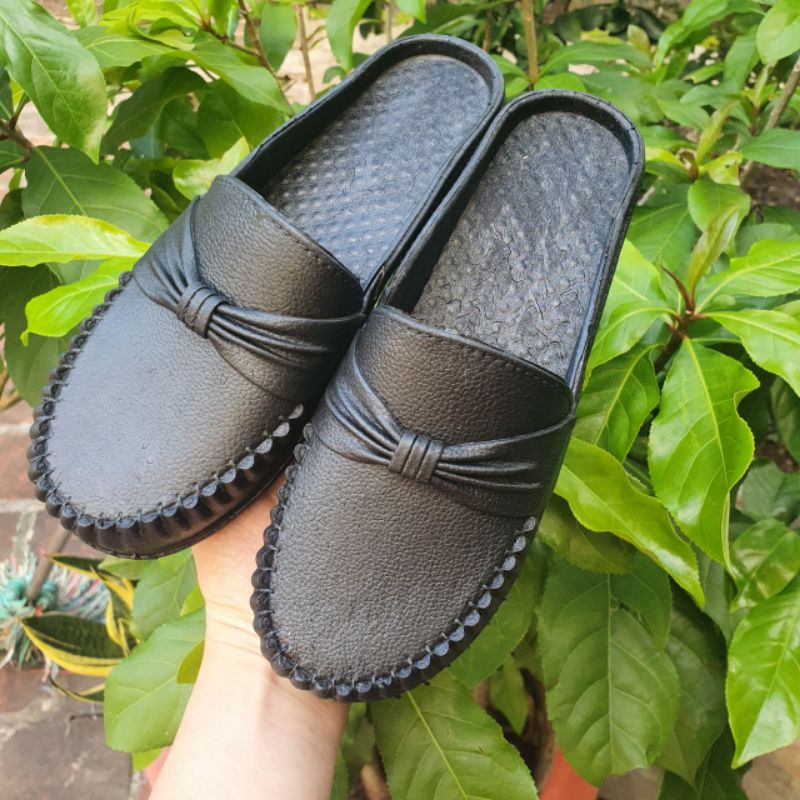 Dép Sục Nữ Mềm Dẻo Bít Mũi Màu Đen Mũi Tròn