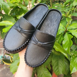 Dép sục nữ mềm dẻo bít mũi màu đen mũi tròn