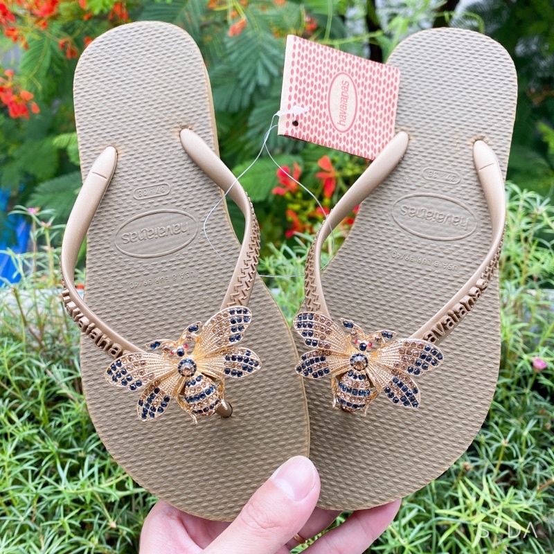 Dép xỏ ngón nữ chất liệu cao su gắn Charm Ong Vàng