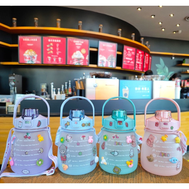 Bình đựng nước dung tích 1.3 lít có ống hút khi bật nắp có sticker siêu đáng yêu