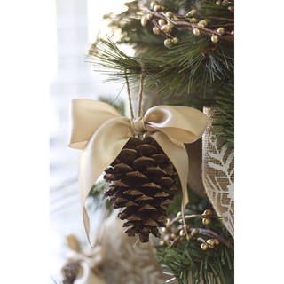 Quả thông treo cửa Noel và cây thông