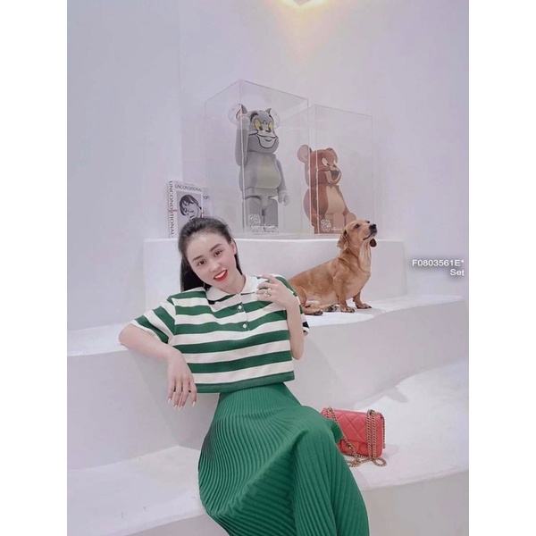 Set áo sọc croptop tay ngắn phối chân váy xanh xếp ly dáng dài