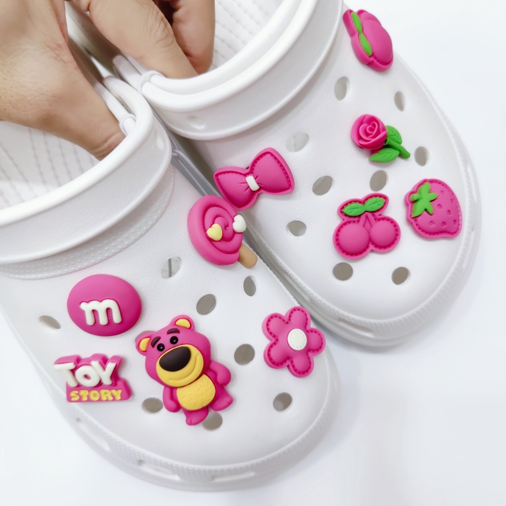 crocs Sticker shoes sticker for cross sandalsPhụ Kiện Ghim Cài Giày Hình Chú Gấu / Dâu Tây 2.0 Croc Jibitz DIY