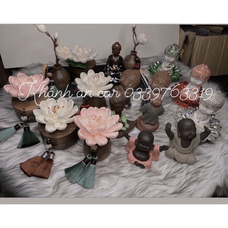 Phụ Kiện Xe Hơi :  Chú Tiểu Bên Đài Sen Trụ Gỗ cao cấp