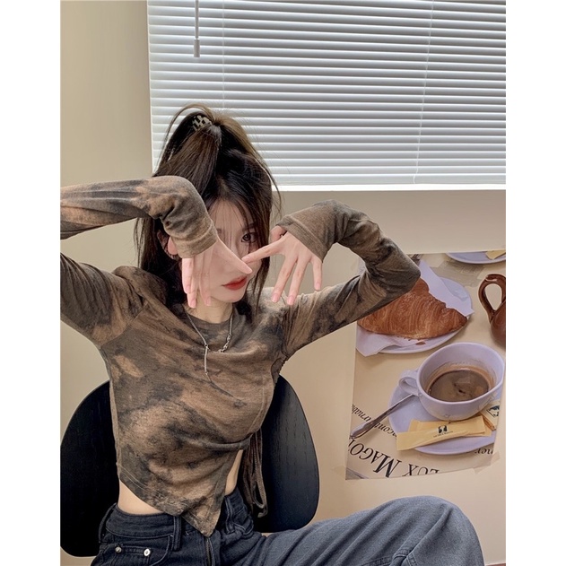 Áo thun dài tay họ tiết camo màu nâu khoét eo xẻ tà dây rút croptop