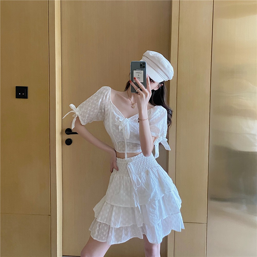 Set áo croptop tay ngắn trắng thắt nơ cổ V + váy ngắn lưng cao thun váy tầng ulzzang