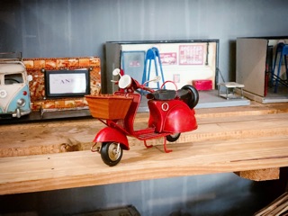Handcrafted Scooter Vespa cổ điển