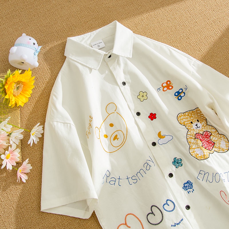 Áo sơ mi nữ ngắn tay hình gấu cute. Chất liệu vải mềm mịn, không gây bông xù. Kiểu dáng trẻ trung, học sinh