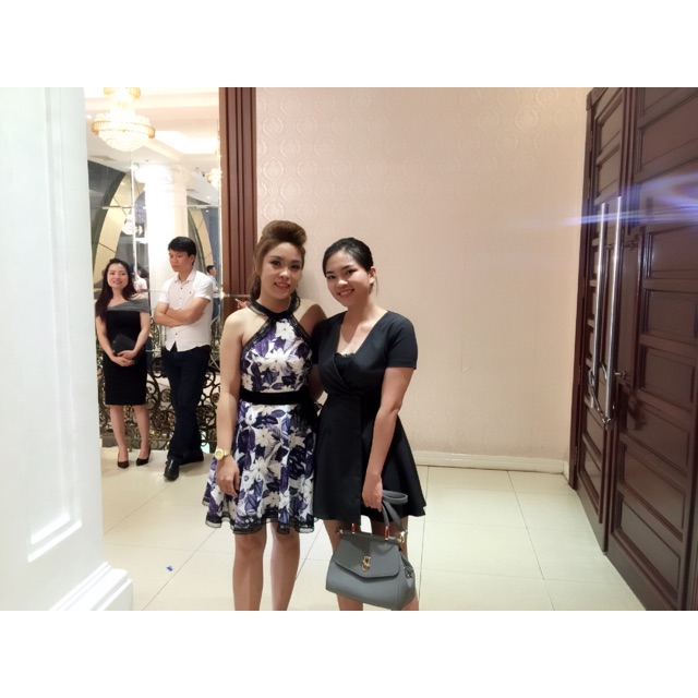 Đầm xoè cổ yếm