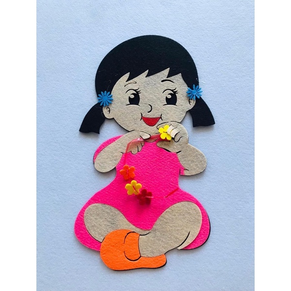 Hình rời bé gái ngồi xâu hoa