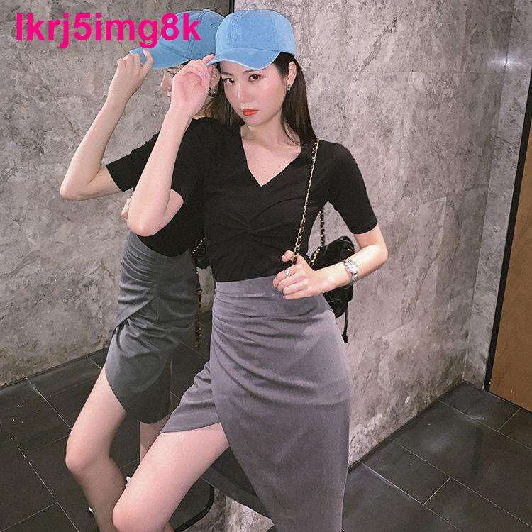 Bộ đồ sexy hai mảnh 2021 Áo phông nữ mỏng vừa vặn cổ V với eo cao và chân váy xẻ hông bất thường