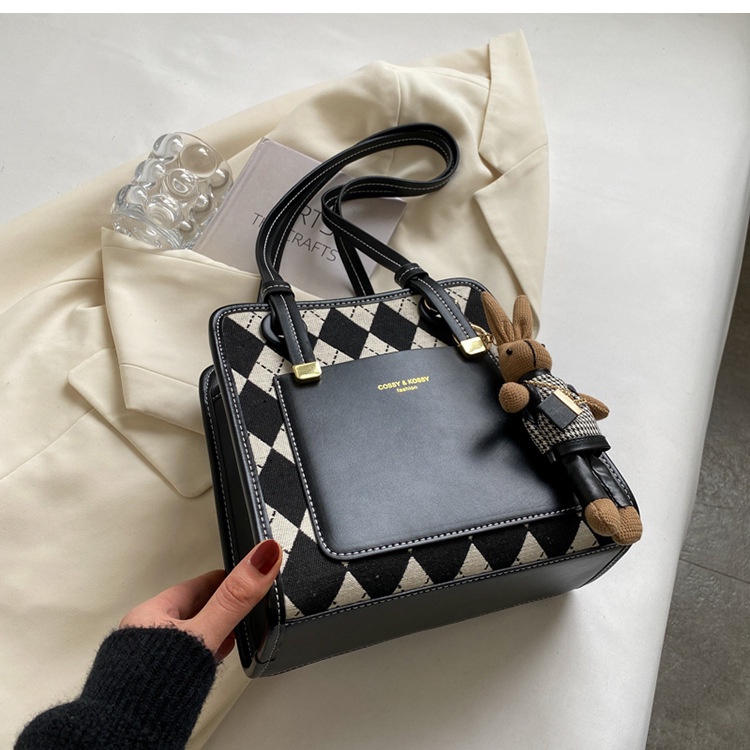 Túi đeo vai IELGY dễ phối đồ thời trang cho phái nữ