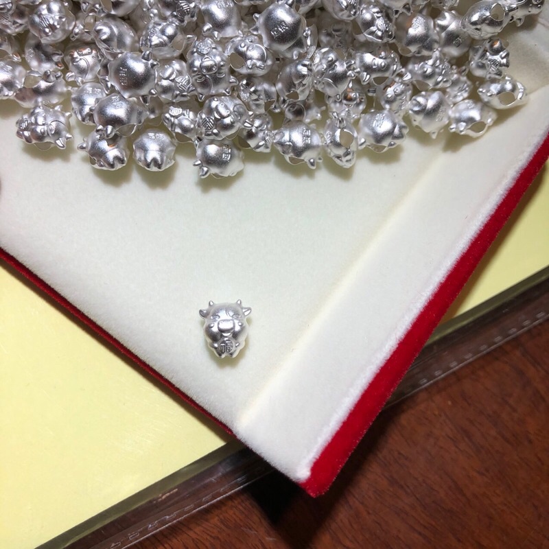 Sỉ trâu bạc xuyên vòng dâu cho khách cửa hàng