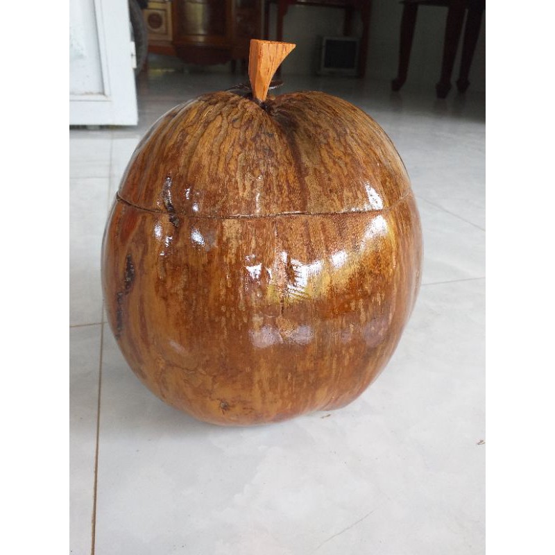 Trái dừa giữ nhiệt bình trà. Giữ nước trong bình ấm cả ngày. Gần gũi với thiên nhiên.