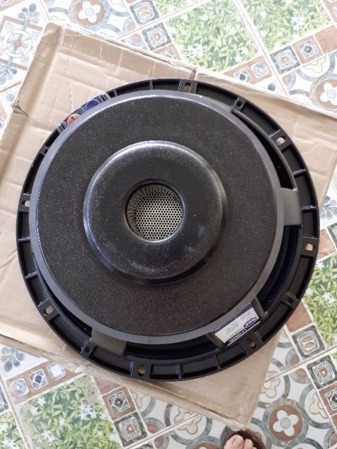 Một chiệc lao bass 30 rcf coil 75 từ 190 hàng loại 1