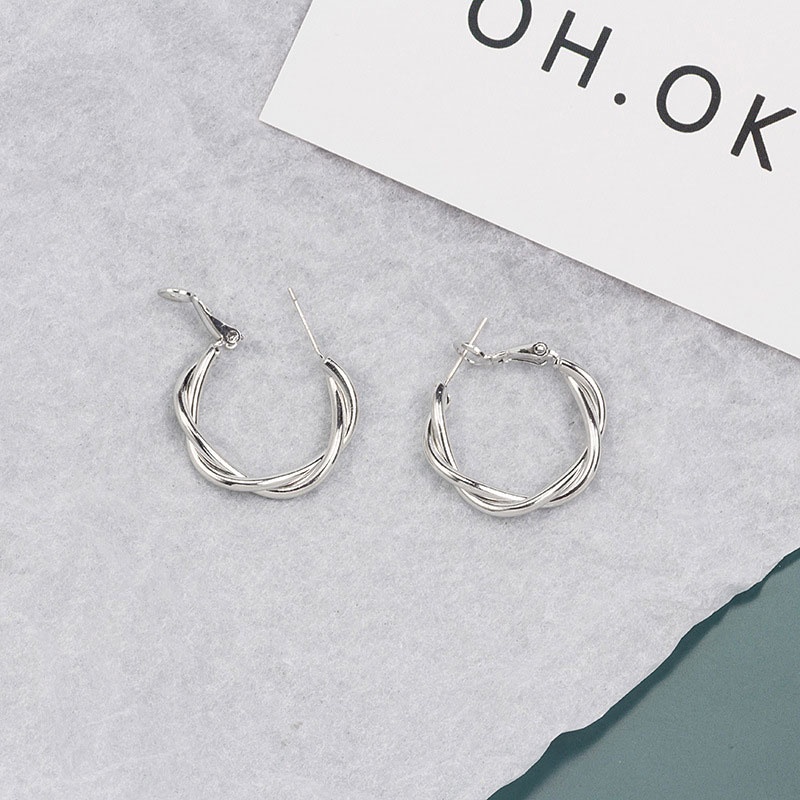 Khuyên tai kim loại mặt tròn thiết kế hợp thời trang