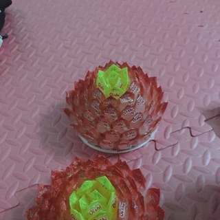 Hoa SEn và dứa bằng kẹo oishi  thờ tết mang lại may măn cho năm mới ăn khang thịnh vượng ...............................