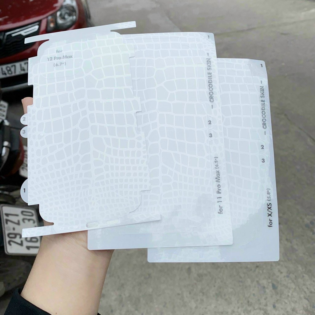 (TẶNG MIẾNG LAU)Miếng dán PPF vân da cá sấu full lỗ loa cho 7/7plus/8/8plus/x/xsmax/11/11promax/12pro/12promax