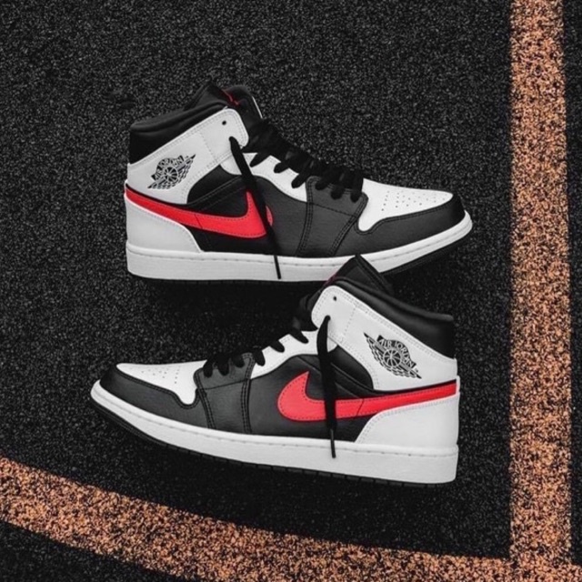 Giày cao cổ jordan Mid Chile màu đen đỏ