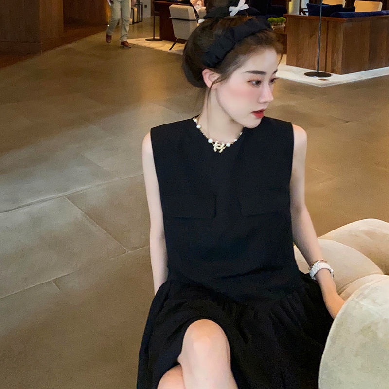 In the summer of 2022, the new Chaoheben style shows thin and popular style, French style, short sleeveless black dress.