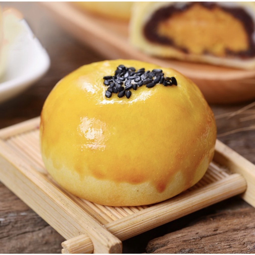 Bánh mochi nhân trứng muối,hạt sen, đậu đỏ Yochi 240G