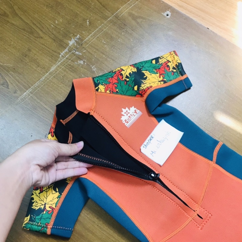 Đồ bơi giữ nhiệt ngắn tay dày 2.5mm Dive&Sail cho bé trai M150606K, màu cam tay họa tiết lá