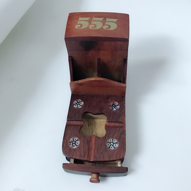 Gạt tàn thuốc lá 555