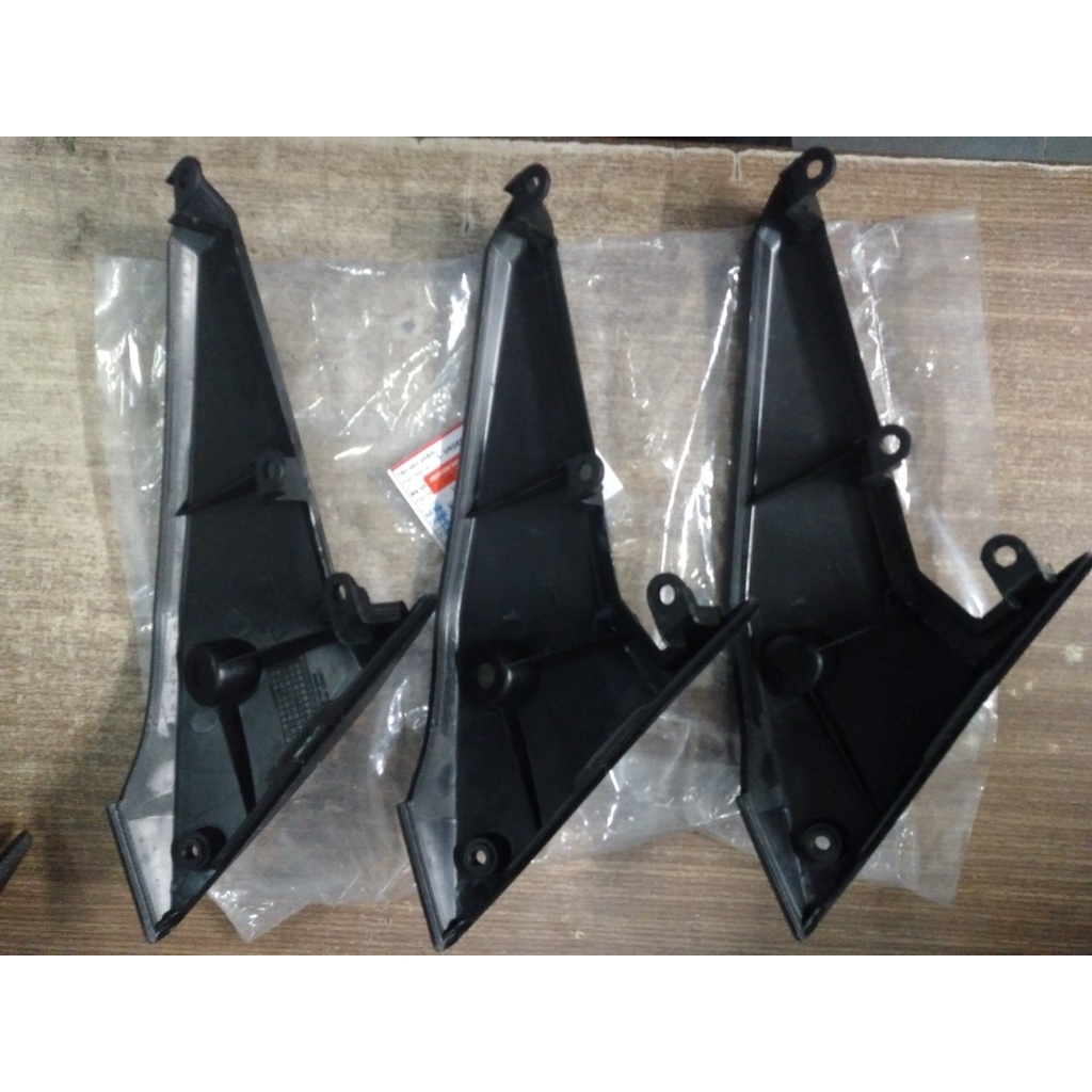 Mỏ cày đen nhám bên trái xe Sym Galaxy 50cc