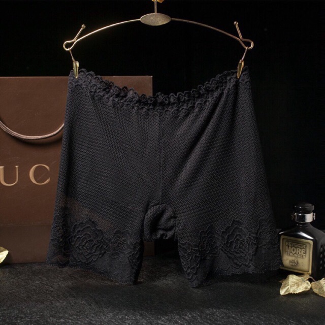 Quần mặc váy ren hoa hồng