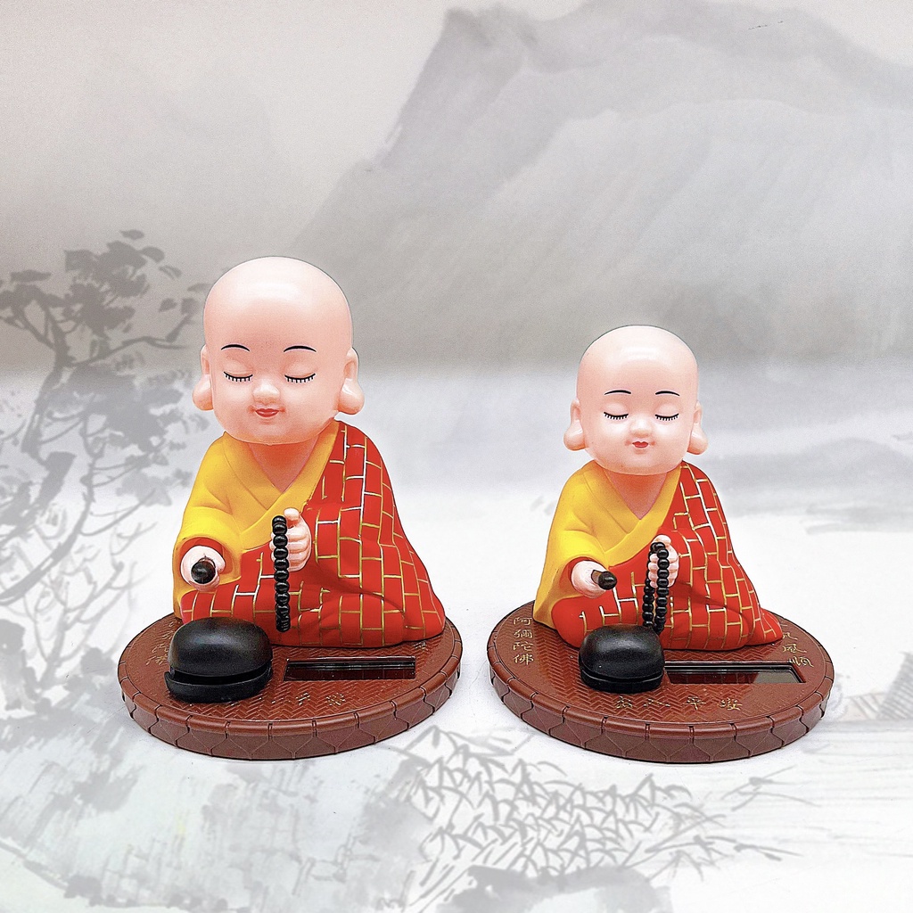 Chú tiểu gõ mõ đế tròn phong thủy hoạt động bằng năng lượng mặt trời