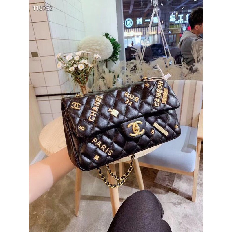 Túi đeo chéo hoạ tiết charm