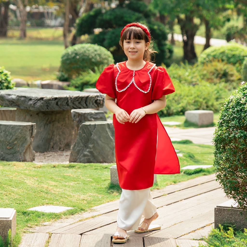 Áo dài cho bé gái BYZU kiểu áo dài cách tân viền ren nơ đỏ phối tay bồng, chất liệu tafta lụa cao cấp