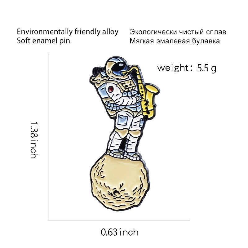 Pin cài áo phi hành gia chơi nhạc thổi kèn trên vũ trụ - GC218