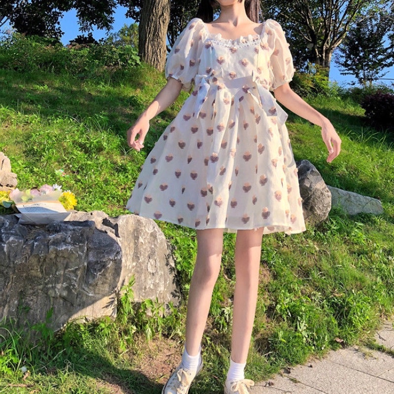 Váy babydoll hoa nhí thêu chỉ cổ tim