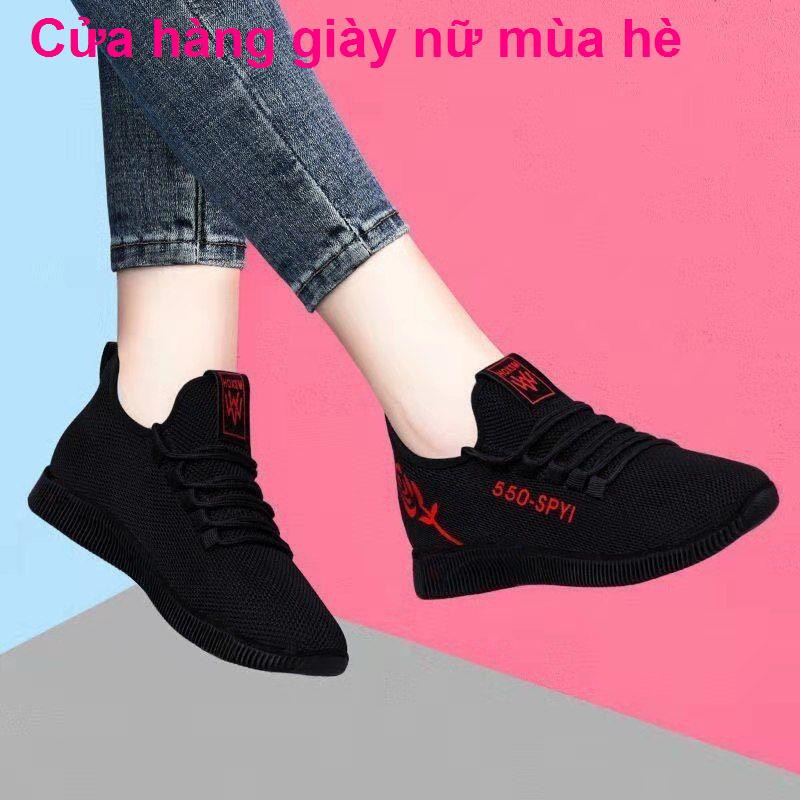 Giày lưới nữ bề mặt thoáng khí 2021 mùa xuân và hè nhẹ đế mềm mẹ thường phụ thể thao cũ vải Bắc Kinhmóc khoá  d | BigBuy360 - bigbuy360.vn