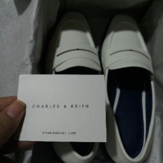 Giày charles&keith white size 36 (fit 37) full box
