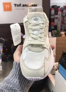 ADIDAS FALCON