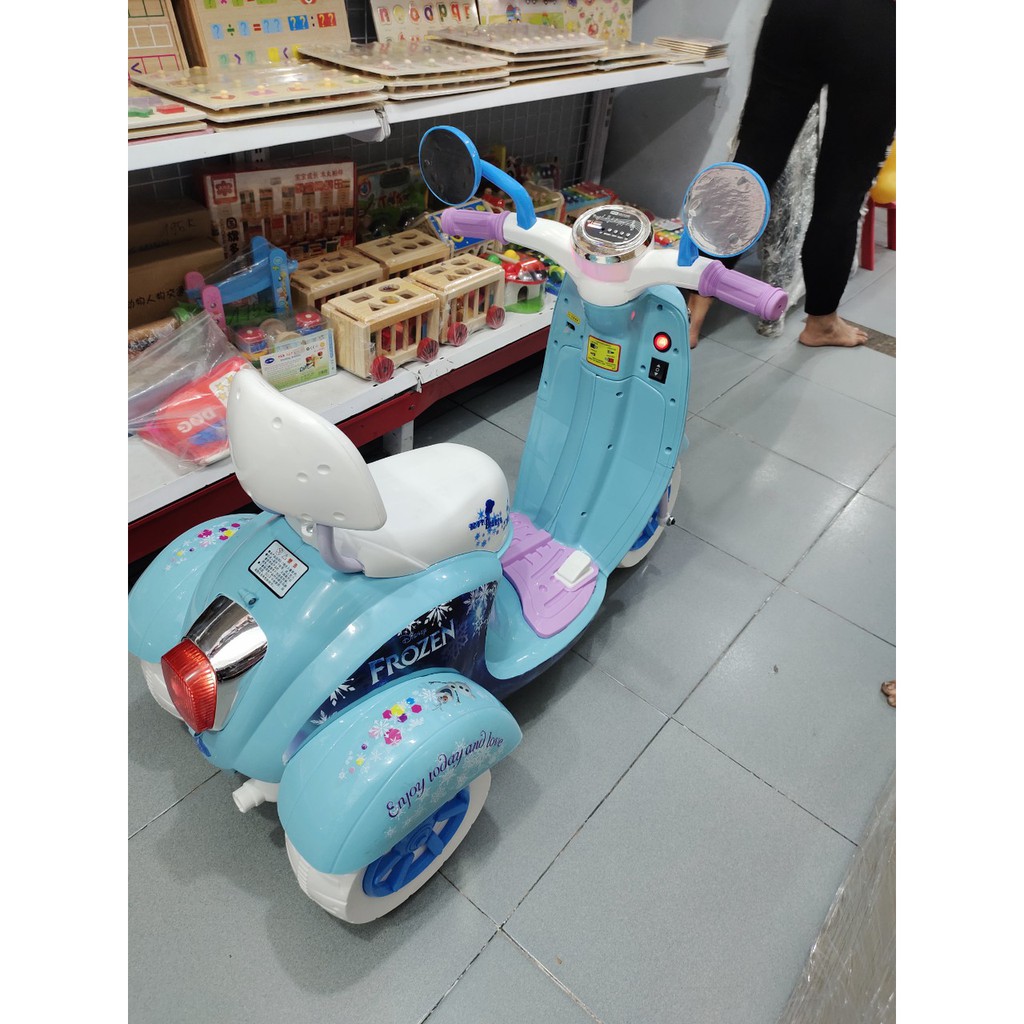 Xe máy trẻ em VESPA công chúa Elsa QM-168 cho bé ( Xe máy điện )