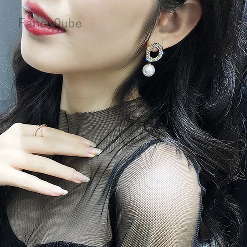 Khuyên tai dáng tròn đính đá phong cách thời trang độc đáo cho nữ