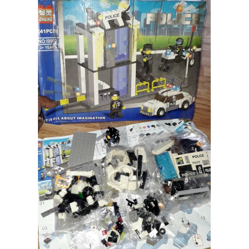 Lắp ráp 1 hộp LeGo_City Xe thang hoặc Trạm Giao thông có nhiều chi tiết bằng nhựa