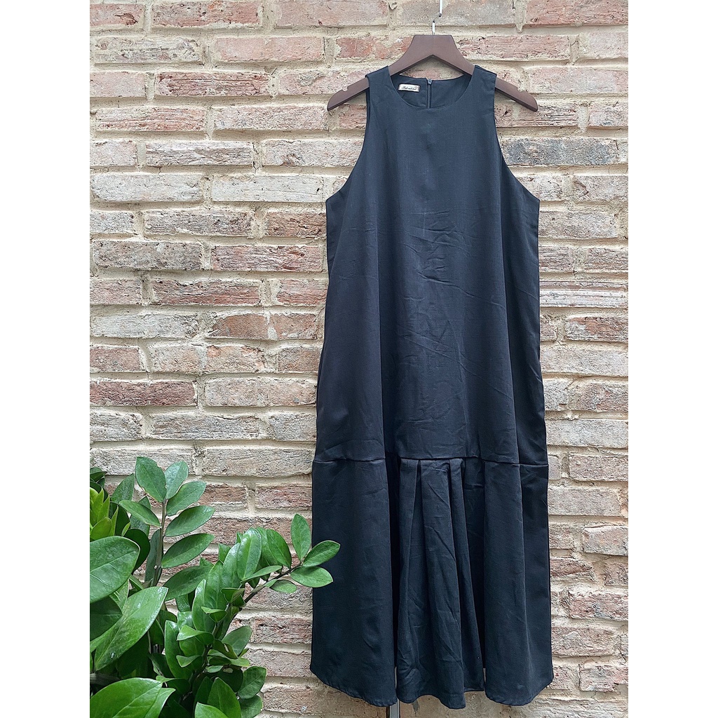 ĐẦM ĐEN DÀI NHẤN XẾP LI THÂN DƯỚI XINH XẮN LONG GOMA DRESS